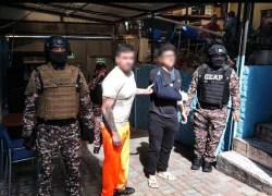 Fotografía que muestra a Daniel (I) y Noé Salcedo Bonilla, custodiados por agentes de seguridad penitenciaria.
