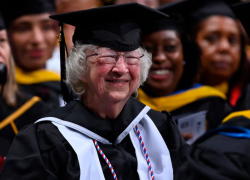 A sus 90 años, Annette Roberge cumplió su sueño universitario y fue ovacionada en una de las ceremonias más grandes de la Southern New Hampshire University.