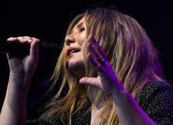 Cayetana Guillén Cuervo reveló en los premios Goya que Amaia Montero volverá a ser la vocalista de La Oreja de Van Gogh.