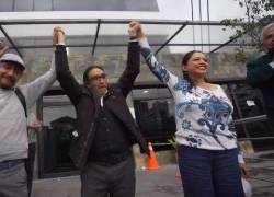 La prefecta de Pichincha, Paola Pabón, el parlamentario andino, Virgilio Hernández y el activista Christian González celebran el retiro del grillete electrónico.