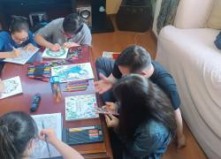 Jóvenes con Síndrome de Down colorean mandalas durante sus talleres.