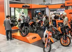 Asistentes visitan una feria de motos en el Centro de Convenciones de Guayaquil.