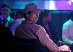Glen Powell regresa a la pantalla grande con Jugada Maestra, de la mano de Margaret Qualley.