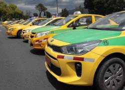 Taxistas cierran vías en el centro histórico de Quito para exponer exigencias al Alcalde