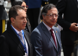 El presidente de Colombia, Gustavo Petro (c), reacciona a su salida de la Asamblea Nacional (Parlamento) este sábado, en Quito.