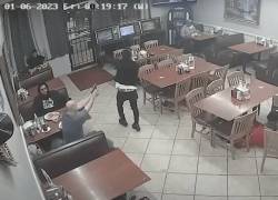 Captura de video del incidente registrado en una taqueria de Houston, Texas, en la que falleció un sujeto que estaba asaltando el local fue abatido por un civil.