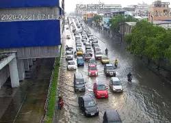 Luego de 12 horas de lluvias, varias calles de Guayaquil amanecieron inundadas este sábado.