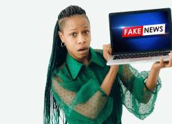 Mujer descubriendo una 'Fake News' en su laptop