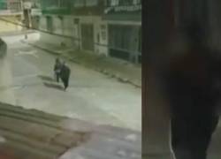 Dos personas fueron capturadas en vídeo caminando hacia atrás.
