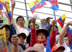 Archivo. Pobladores levantan banderas de ecuatorianas.