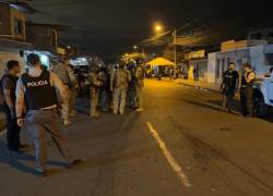 Fotografía que muestra el arribo de militares y policías luego de que ocurriera el hecho violento.