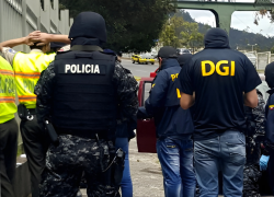 Policías en servicio activo fueron detenidos por presunta extorsión en Guayaquil, Ecuador.