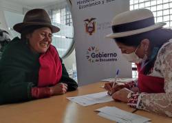 Foto referencia de la entrega bonos.
