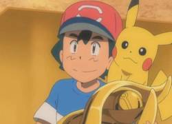 Ash Ketchum con su trofeo de campeón mundial y Pikachu, su primer pokemón, en el hombro.