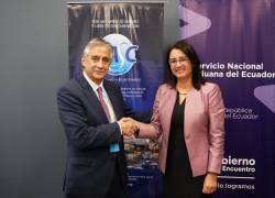 Carola Ríos, directora general del SENAE; y Francisco Mosquera, presidente de BASC Ecuador.