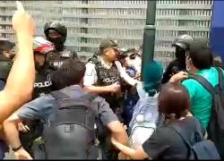 Policía y estudiantes protagonizaron una riña en los exteriores de la Universidad de Guayaquil.