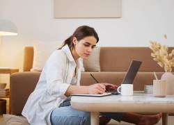 Fotografía referencial de una mujer estudiando a distancia.