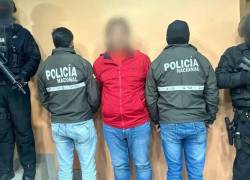 Fotografía de la aprehensión de Fabricio Colón Pico, quien posa en una fotografía junto a efectivos policiales.