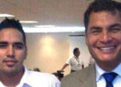 Fotografía difundida del narcotraficante fallecido, Leandro Norero (I), y el expresidente Rafael Correa (D).
