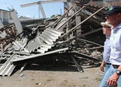 Fotografía del exvicepresidente Jorge Glas evaluando los daños causados por el terremoto del 16 de abril de 2016.