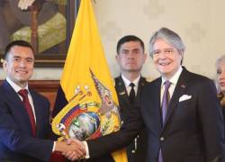 Fotografía del presidente electo, Daniel Noboa, estrechando la mano del actual mandatario, Guillermo Lasso, en el Palacio de Carondelet.