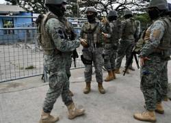 Militares custodian el exterior de la Penitenciaría del Litoral, ubicada en Guayas.