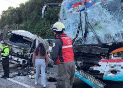 Los rescatistas liberaron al conductor que quedó atrapado en la cabina del tanquero que transportaba leche.