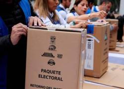 Fotografía de una caja en la que vienen los paquetes electorales.