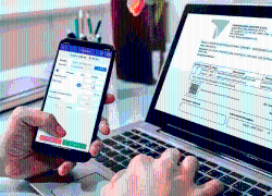 Revisión de factura electrónica en computador y comprobante digital en celular.
