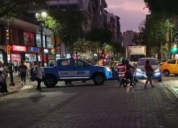 Fotografía que muestra una camioneta de la Agencia de Tránsito Municipal en la zona en donde se reportó el presunto explosivo, antes de que se restringiera la circulación en el tramo.