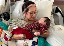 Krystina Pacheco, perdió sus manos y pies tras sufrir un choque séptico después de un parto por cesárea. Su hija, Amelia, nació saludable.