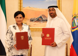 La canciller Gabriela Sommerfeld junto al ministro de Estado de Emiratos Árabes Unidos (EAU), Ahmed Al Sayegh firmaron un acuerdo de cooperación.