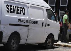 El cuerpo de la víctima se trasladó en el SEMEFO. (Foto: Sucesos.)