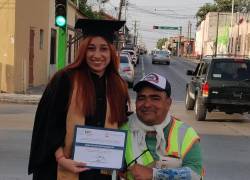 “Este logro también es tuyo”: Joven se graduó de la universidad y dedicó el título a su padre, quien vende periódicos