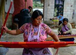 Las mujeres de la etnia tzotzil, luchan por tener una vida diga con la venta sus creaciones. Se enfrentan a los grandes negocios de la moda, que se está apoderando de su riqueza cultural, según comentan.