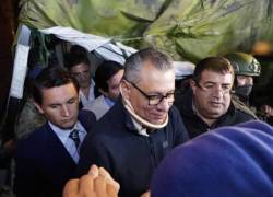 El juez Banny Molina Barrezueta fue destituido por haber cometido una infracción gravísima de error inexcusable cuando otorgó un habeas corpus a una tercera persona, el cual se extendió al exvicepresidente Jorge Glas (quien aparece en la foto) y Daniel Salcedo.