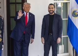 El presidente de Estados Unidos, Donald J. Trump, saluda al presidente de El Salvador, Nayib Bukele, en el exterior del Ala Oeste de la Casa Blanca, en Washington.