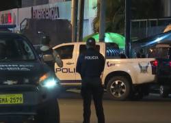 Policías en los exteriores del hospital Teodoro Maldonado Carbo en Guayaquil.