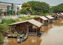 Fotografía del barrio flotante a orillas del Río Babahoyo.