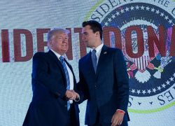 El presidente estadounidense Donald Trump junto a Charlie Kirk en julio de 2019.