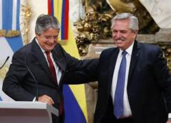 El presidente de Ecuador Guillermo Lasso saluda al presidente argentino Alberto Fernández durante una visita a la Casa Rosada.