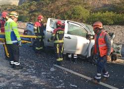 Personal de organismos de socorro en el lugar del accidente.