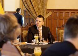 Fotografía cedida hoy por la Presidencia de Ecuador que muestra al mandatario Daniel Noboa durante una reunión con diplomáticos en el Palacio de Carondelet, en Quito (Ecuador).