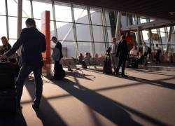 Personas esperando en la sala de espera de un aeropuerto.