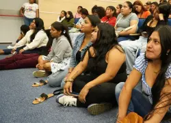 Imagen de referencia. Estudiantes en un auditorio.