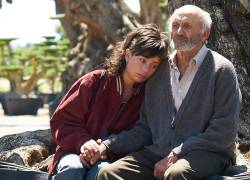 Fotografía de Alma (Anna Castillo) y Alcachofa (Javier Gutiérrez), protagonistas del filme El Olivo. (Morena Films).