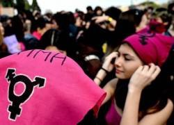 Manifestantes sostienen pañuelos rosas con el dibujo de un hombre y una mujer durante una manifestación convocada por el movimiento Non una di Meno (Ni una menos), en Roma, este 8 de marzo de 2024.