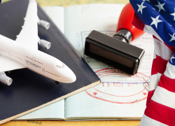 Imagen de referencia que muestra la bandera de los Estados Unidos y elementos de un viaje.