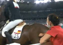 La entrenadora del equipo alemán Kim Raisner fue expulsada de los Juegos Olímpicos por haber golpeado a un caballo durante la prueba femenina de pentatlón.