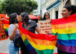 Con un beso simultáneo entre parejas diversas, un grupo de colectivos de la comunidad LGBTI reivindicó este martes sus derechos-
